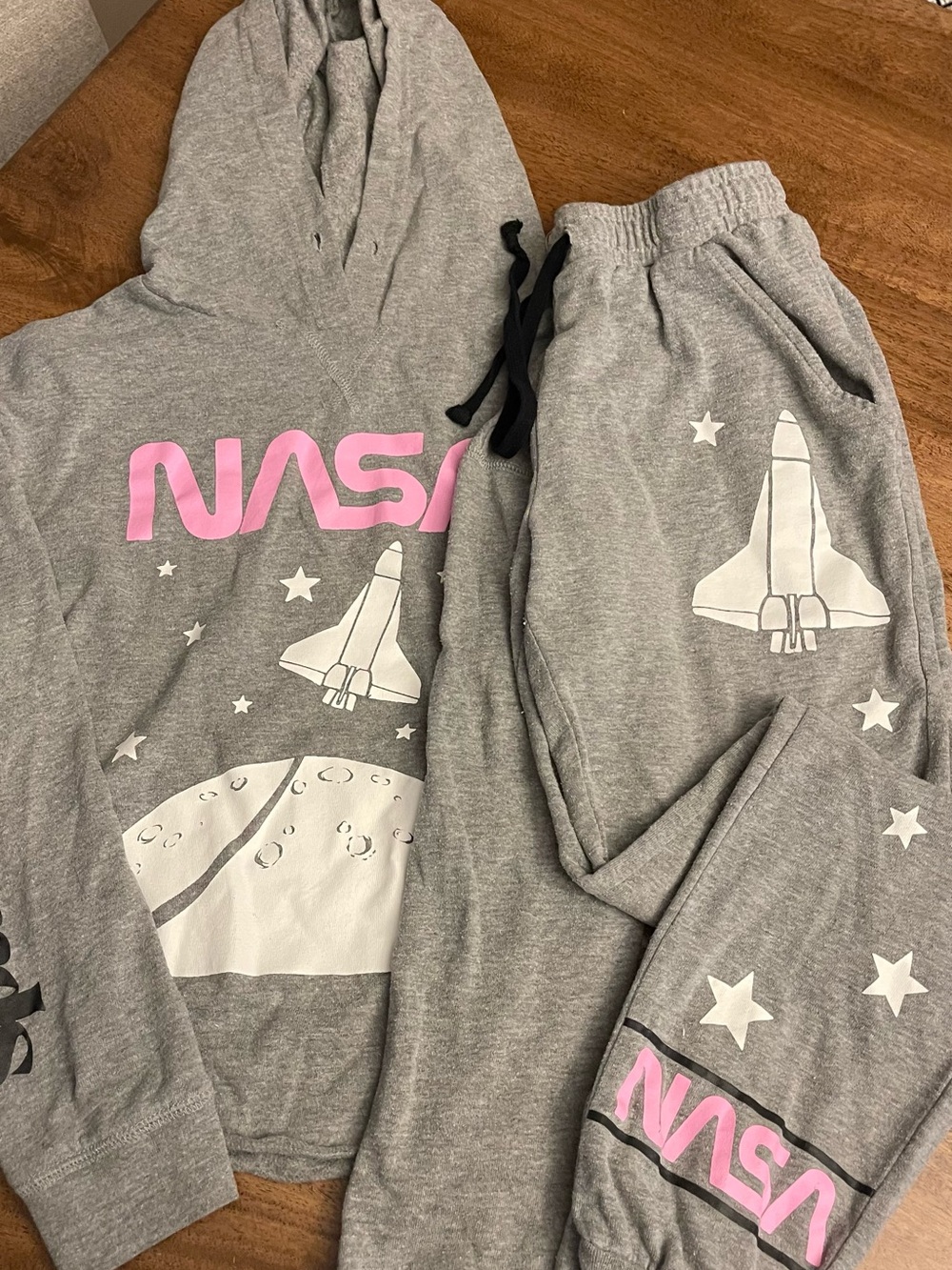 Fifth Sun Grey teen Jogger lounge pajama set size small with Pink NASA Logo